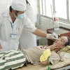 Cán bộ y tế kiểm tra sức khỏe cho bệnh nhân lao. (Ảnh: Dương Ngọc/TTXVN)