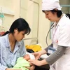 Chăm sóc sản phụ và trẻ sơ sinh sau khi sinh. (Nguồn: TTXVN)