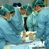Các bác sỹ Bệnh viện Trung ương Quân đội 108 tiến hành một ca phẫu thuật. (Ảnh: TTXVN)