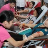 Sinh viên tham gia hiến máu nhân đạo. (Ảnh: TTXVN)