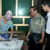 Lực lượng chức năng kiểm tra một cơ sỏ sản xuất bánh trung thu tại Hà Nội. (Ảnh: TTXVN)
