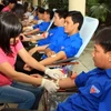 Thanh niên tham gia hiến máu tình nguyện. (Ảnh: TTXVN)