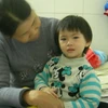 Nghịch gói chống ẩm, một bé gái 3 tuổi bị bỏng mắt
