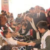 Phó Chủ tịch nước Nguyễn Thị Doan động viên các bạn trẻ hiến máu tình nguyện. (Ảnh: Ban tổ chức)