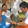 Bác sỹ Bệnh viện Bạch Mai khám cho người dân tại xã Ba tại huyện Ba Tơ, tỉnh Quảng Ngãi. (Ảnh: TTXVN)