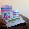 Một hộp que thử nước tiểu xác định giới tính thai nhi sớm. (Ảnh: Thùy Giang/Vietnam+)