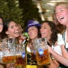 Người dân Đức uống bia trong lễ hội bia truyền trống tại thành phố Munich. (Ảnh: AFP/TTXVN)