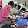 Nhân viên Bộ Giao thông Vận tải tham gia hiến máu. (Ảnh: Dương Giang/TTXVN)
