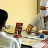 Nhân viên y tế tư vấn, điều trị cho bệnh nhân nhiễm lao/HIV. (Ảnh: Dương Ngọc/TTXVN)