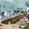 Đoàn công tác của Bộ Y tế làm việc tại Bệnh viện đa khoa huyện Hướng Hóa. (Ảnh: Hồ Cầu/TTXVN)