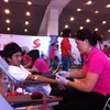 Thanh niên tham gia hiến máu tại Ngày hội hiến máu “Giọt hồng tri ân.” (Ảnh: THùy Giang/Vietnam+)