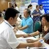 Các bác sỹ Bệnh viện Bạch Mai khám, tư vấn miễn phí về huyết áp cho người dân. (Ảnh: Dương Ngọc/TTXVN)