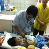 Các bác sỹ thăm khám cho bé H. (Ảnh: PV/Vietnam+)