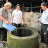 Khử khuẩn nước giếng sinh hoạt cho nhân dân tại Quảng Ngãi bị ngập do mưa lũ. (Ảnh: Đăng Lâm/TTXVN)