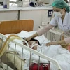 Bác sỹ tại Trung tâm chống độc, Bệnh viện Bạch Mai cấp cứu cho bệnh nhân. (Ảnh: Dương Ngọc/TTXVN)