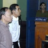 Bị cáo Huỳnh Ngọc Sỹ (bên phải) và bị cáo Lê Quả tại phiên tòa. (Ảnh: Hoàng Hải/TTXVN)