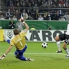 Michael Ballack của Đức ghi bàn vào lưới Nga ở trận lượt đi. (Ảnh: TT&VH)