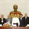 Thủ tướng Nguyễn Tấn Dũng với các doanh nghiệp đạt Giải Sao Vàng Đất Việt 2009. (Ảnh: Đức Tám/TTXVN)