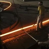 Công nhân làm việc trong lò luyện thép. (Ảnh: Reuters)