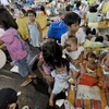 Trẻ em Philippines chơi trong những nơi trú tạm sau khi bị mất nhà trong trận bão lụt. (Ảnh: Philippines)