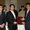 Thủ tướng Nguyễn Tấn Dũng nhận tài liệu phát biểu của Đại diện thanh niên ASEAN. (Ảnh: Đức Tám/TTXVN)