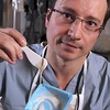 Tiến sĩ Paul Fedak bắt đầu thử nghiệm keo dán trong phẫu thuật cho bệnh nhân. 