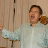 Giáo sư-tiến sĩ Quang Hải đang biểu diễn hát đồng song thanh. (Ảnh: TT&VH)