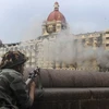 Binh sĩ Ấn Độ trong tư thế sẵn sàng chống lại các tay súng khủng bố ở khách sạn Taj Mahal ở Mumbai ngày 29/11/2008. (Ảnh: AFP/TTXVN)