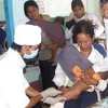 Tiêm phòng bệnh cho trẻ em tại xã Đăk Pe, huỵên Kon Rẫy, KonTum. (Ảnh: Trần Lê Lâm/TTXVN) 