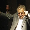 Ông Jose Mujica ăn mừng chiến thắng. (Ảnh: Reuters)