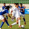 Pha đi bóng của Thanh Bình (8, Việt Nam) trước các cầu thủ Malaysia. (Ảnh: Quang Nhựt/TTXVN)