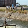 Kiểm tra xử lý nước thải tại một nhà máy đóng trên khu công nghiệp Biên Hòa 1. (Ảnh: Tuổi Trẻ)