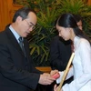Phó Thủ tướng Nguyễn Thiện Nhân trao phần thưởng cho các nữ sinh tiêu biểu. (Ảnh: Nhan Sáng/TTXVN)