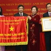 Phó chủ tịch nước Nguyễn Thị Doan trao danh hiệu "Anh hùng Lao động " do Chủ tịch nước trao tặng cho Viện Tim mạch Việt Nam. (Ảnh: Hữu Oai/TTXVN)
