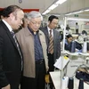 Chủ tịch Quốc hội Nguyễn Phú Trọng thăm phân xưởng may của Công ty cổ phần đầu tư và thương mại TNG. (Ảnh: Trí Dũng/TTXVN)