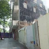 Dãy nhà có nguy cơ sụp từ công trình cao ốc M&C. (Ảnh: Cand.com.vn) 