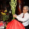 Chủ tịch Quốc hội Nguyễn Phú Trọng dâng hương, hoa tại Đền vua Đinh - vua Lê. (Ảnh: Trí Dũng/TTXVN)