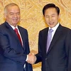 Tổng thống Hàn Quốc Lee Myung-bak và người đồng cấp Uzbekistan Islam Karimov. (Ảnh: Yonhap)