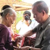 Phó Thủ tướng Trương Vĩnh Trọng thăm, tặng quà cho Mẹ Việt Nam anh hùng Bùi Thị Sơn. (Ảnh: Hoàng Tuấn/TTXVN)
