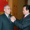 Thủ tướng Nguyễn Tấn Dũng trao huy hiệu 70 năm tuổi Đảng cho Trung tướng Đồng Sỹ Nguyên. (Ảnh: Thống Nhất/TTXVN0