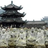 500 pho tượng La Hán bằng đá nguyên khối được tập kết tại sân chùa Bái Đính. (Ảnh: Đình Huệ/TTXVN)