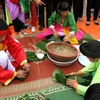 Tham gia thi gói bánh chưng trong lễ hội Đền Hùng 2009. (Ảnh: Tạ Toàn/TTXVN)
