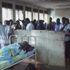 Người dân tụ tập trong bệnh viện tại Bududa ngày 2/3. (Ảnh: AP)