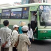 Hành khách đi xe buýt tại trạm trung tâm quận 1. (Ảnh: Thanh Phàn/TTXVN) 
