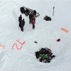 Nhân viên cứu hộ tại khu vực lở tuyết. (Ảnh: AP)