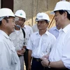 Thủ tướng Nguyễn Tấn Dũng gặp gỡ các nhà thầu công trình xây dựng hầm vượt sông Sài Gòn. (Ảnh: Đức Tám/TTXVN)