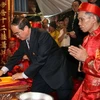 Phó Thủ tướng Chính phủ Nguyễn Thiện Nhân khai ấn đầu xuân tại Đền Trần. (Ảnh: Thanh Tùng/TTXVN)