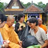 Tặng quà cho bà con nghèo dân tộc Khmer có hoàn cảnh khó khăn nhân dịp Tết Chôl Chnam Thmây 2009. (Ảnh: Thanh Vũ/TTXVN)