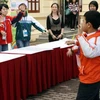 Các thí sinh tham gia trò chơi đoán chữ, đoán hình, nghe-nói bằng tiếng Anh. (Ảnh: Đình Trân/TTXVN) 