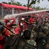 Cảnh sát dùng vòi rồng để ngăn chặn người biểu tình. (Nguồn: Reuters)